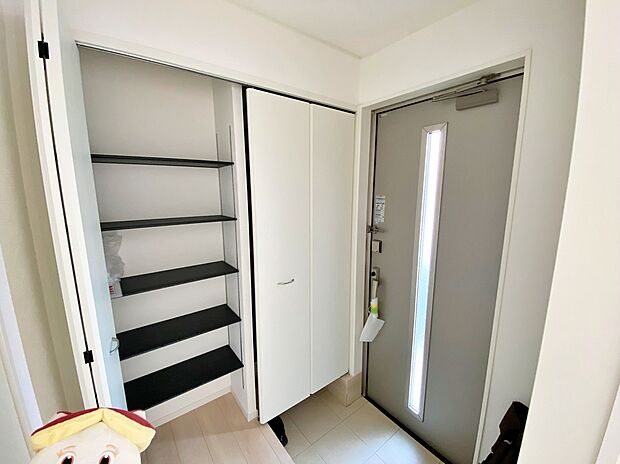 【☆Entrance☆ 】お家に出会う人々を迎える玄関だからこそ、広々清潔感あふれる空間であって欲しいですよね♪「ただいま」、「こんにちは」、「風の音」が心地よいBGMになることでしょう♪