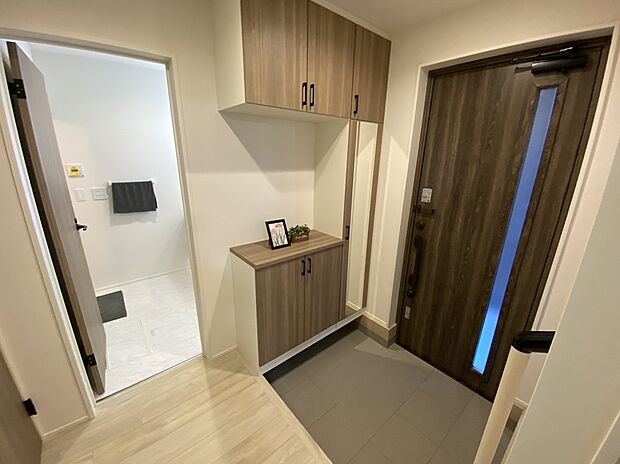 【☆Entrance☆】☆Entrance☆
お家に出会う人々を迎える玄関だからこそ、広々清潔感あふれる空間にしたいものです。採光・通風にも配慮された設計で毎日明るい空間をキープします♪