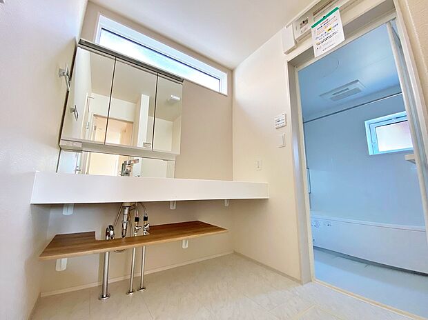 【☆Powder Room☆ 】☆Powder Room☆
三面鏡ならではの収納力、シャンプードレッサーならではの機能性、どちらも採用しております。汚れが落ちやすいすべり台ボウルは手入れもしやすく日々の生活を陰ながら支えてくれる仕様