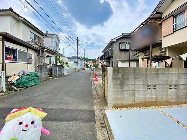【前面道路含む現地写真】☆物件の陽当りや通風・仕様設備やお部屋の大きさの比較、近隣・周辺環境や街並みなど、資料には掲載していない情報が現地にはたくさんあります。ぜひ、建物だけでなく周辺環境もご確認ください!