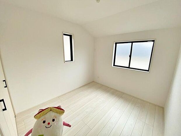 【☆Room☆】2面採光を確保した明るい室内は、風通しも良く、大変居心地の良い空間となっております。爽やかな風を感じて起きる朝は、快適生活の始まりに!