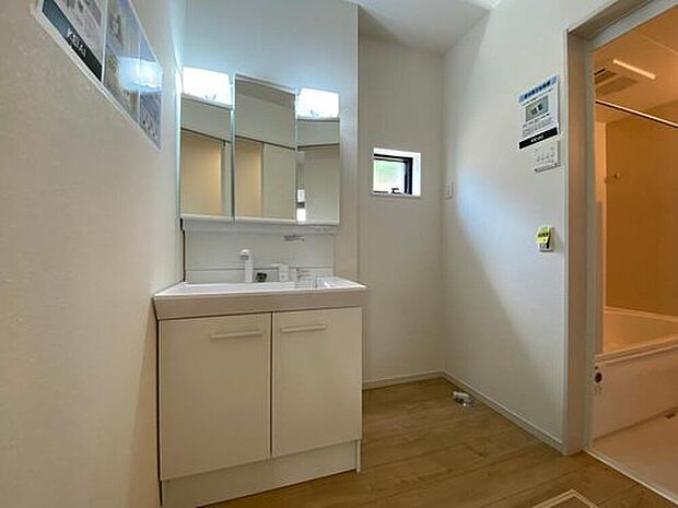 【☆Powder Room☆】三面鏡ならではの収納力、シャンプードレッサーならではの機能性、どちらも採用しております。汚れが落ちやすいすべり台ボウルは手入れもしやすく日々の生活を陰ながら支えてくれる仕様です。