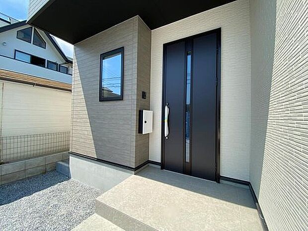 【☆Entrance☆】上質感漂う玄関と廊下。居住者の帰り、訪れる方を優しく迎える・安らぎに満ちた生活空間を予感させる。健やかな暮らしを楽しめそう。

