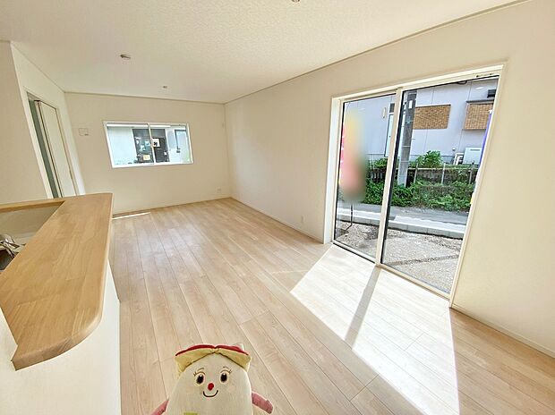 【☆Living　Room☆ 】☆Living　Room☆
空気感という居心地の良いＢＧＭは、暮らしのステージを彩り、心からのやすらぎと満足感を与えてくれます。通風と採光を考慮したリビングは地域の鼓動を感じながら