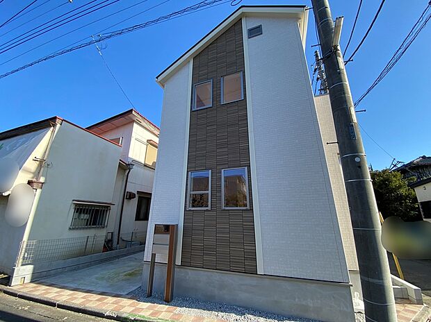 【現地外観写真】☆『毎日早く家に帰りたくなる。』そんなマイホームにお住まいになりませんか？大切な家族が、安心して・快適に毎日過ごすことが出来る…。ささやかだけれども一番大切なこと♪この邸で叶えられます！！