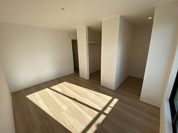 【☆Room☆ 】☆Room☆
各部屋を最大限に広く使って頂ける様、全居住スペースに収納付。プライベートルームはゆったりと快適に。