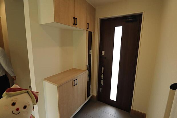 【玄関】お家に出会う人々を迎える玄関だからこそ、広々清潔感あふれる空間にしたいものです。採光・通風にも配慮された設計で毎日明るい空間をキープします♪