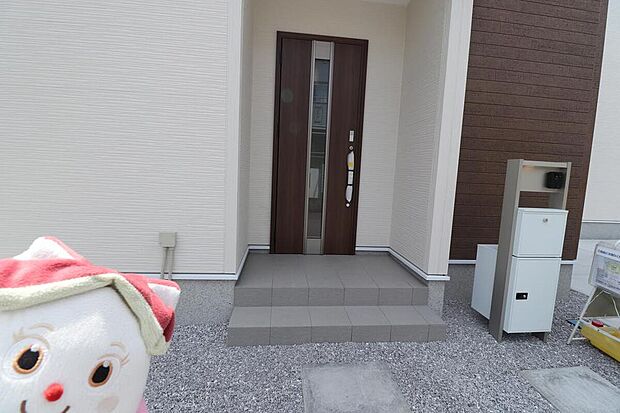 【玄関】お家に出会う人々を迎える玄関だからこそ、広々清潔感あふれる空間にしたいものです。採光・通風にも配慮された設計で毎日明るい空間をキープします♪