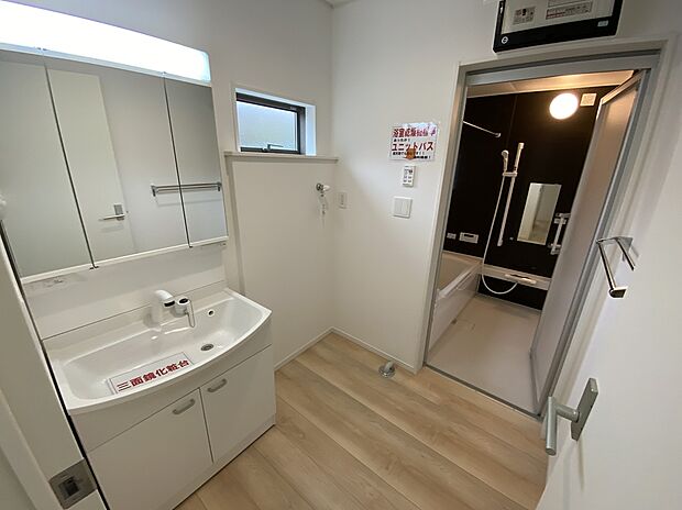 【☆Powder Room☆ 】☆Powder Room☆
十分な大きさの洗面台は収納もさる事ながら、身だしなみチェックや歯磨きなど、朝の慌ただしい時間でもホテルライクなスペースで余裕とゆとりを感じて頂けます。