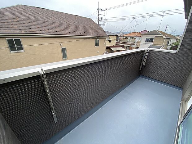 【☆Balcony☆】バルコニーは、洗濯物や布団を干すだけでなく、暖かな陽射しや爽やかな風を存分に取り込み、お部屋に解放感をもたらします☆