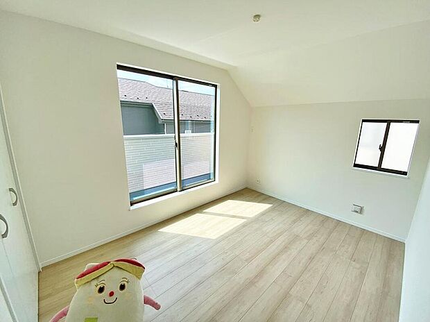 【☆Room☆】一人にひと部屋?収納?書斎?趣味部屋?あるいは客室?部屋数の多い間取りは、家族構成やライフステージの変化にも柔軟な対応を可能にし、家族の選択肢を広げます。