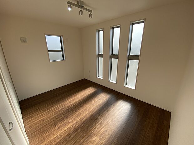 【☆Room☆ 】☆Room☆
居室のサッシにはペアガラスを採用、高い断熱性による省エネと結露対策に有効です。室内を快適な空間に代えてくれます。現地の採光や通風も実際にご確認下さいませ♪