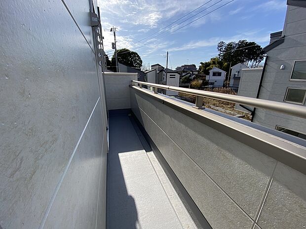 【現地外観写真】自分の土地を自由に使えるのが戸建てのメリット。ガーデニングで暮らしに彩を添えたり好きな動物を飼ってみたり、楽しみ方は自由自在。夢のマイホームのお話をぜひお聞かせください。