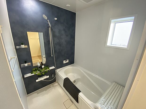 【☆System　Bath☆ 】☆System　Bath☆
「頑張った今日一日の疲れを癒すには、ゆっくり寛げる浴室が良いなぁ。」そんなお声にピッタリな、こちらの浴室♪ゆったりお湯に浸かれる浴槽は半身浴も可能です！