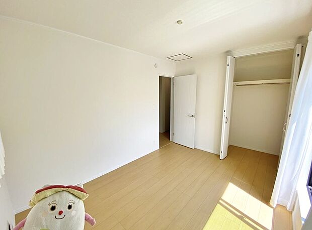 【リビング以外の居室】居室に完備の収納は、お部屋を広々使うことが出来る優れもの!大切な思い出の品や、「今は使わない」季節ものを大切に保管♪スッキリ綺麗なお部屋で、趣味の時間も更に充実♪