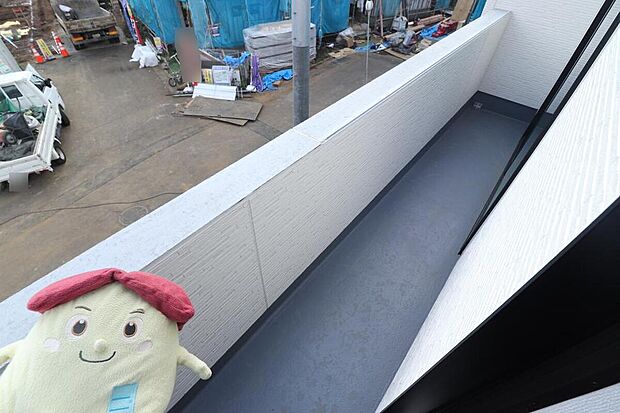 【バルコニー】バルコニーは、洗濯物や布団を干すだけでなく、暖かな陽射しや爽やかな風を存分に取り込み、お部屋に解放感をもたらします☆