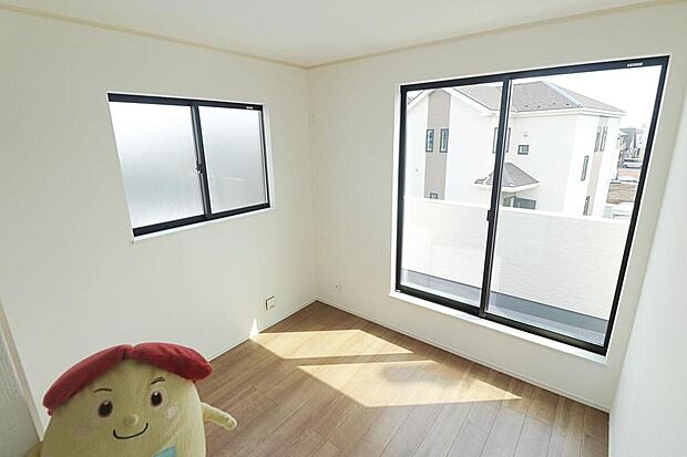 【リビング以外の居室】居室のサッシにはペアガラスを採用、高い断熱性による省エネと結露対策に有効です。室内を快適な空間に代えてくれます。現地の採光や通風も実際にご確認下さいませ♪