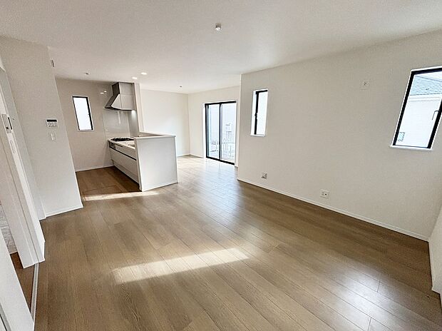 【☆Living Room☆ 】☆Living Room☆
お子さまは、ご飯の支度を頑張っているご家族の姿が見えると安心。手伝いたいという気持ちになるなど、お手伝いの習慣も育ちやすいですよ♪