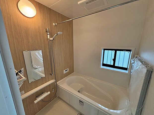 【☆System Bath☆】☆System Bath☆
半身浴も楽しめる一坪タイプの浴室は、防カビ仕様となっており、お掃除も楽々です。浴室乾燥機を完備し雨の日のお洗濯も安心です。