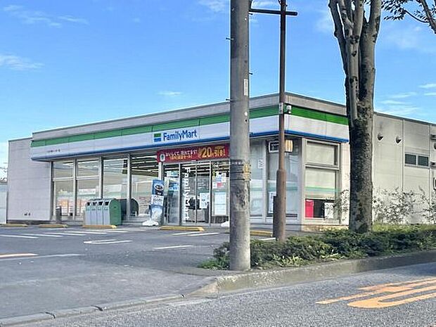 ファミリーマート八王子西インター店（約600m）
