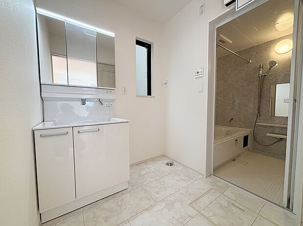 【☆Powder Room☆ 】☆Powder Room☆
収納スペースもバッチリなこちらの洗面化粧台。忙しい朝の時間にお役立ち！化粧品やヘアケア用品など細かな物もしっかり収納しておけるから「あれ？アレどこだっけ？」がなくなること間