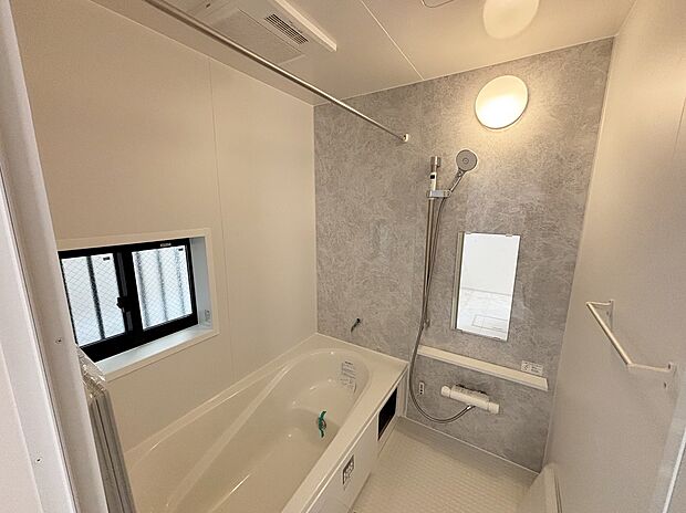 【☆System　Bath☆ 】☆System　Bath☆
半身浴も楽しめる一坪タイプの浴室は、防カビ仕様となっており、お掃除も楽々です。浴室乾燥機を完備し雨の日のお洗濯も安心です。