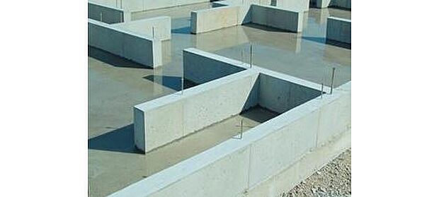 【横からの力に耐える「筋交い」】柱と柱の対角線に取り付けられるもので、片方向の片筋交い、両方向のたすき筋交いがある。在来工法では、必要箇所に筋交い耐力壁を配置し補強します。