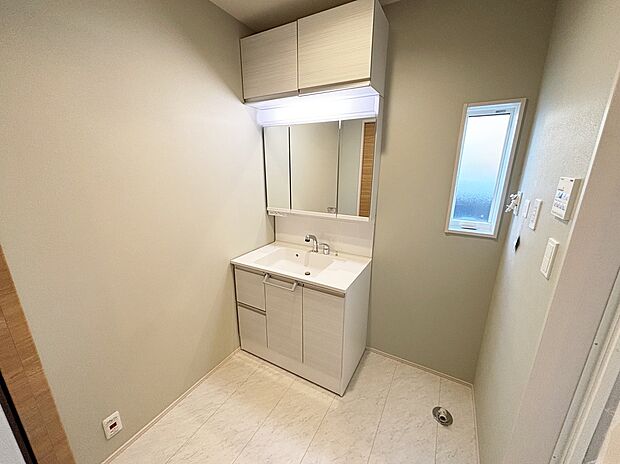 【☆Powder Room☆】☆Powder Room☆
三面鏡ならではの収納力、シャンプードレッサーならではの機能性、どちらも採用しております。汚れが落ちやすいすべり台ボウルは手入れもしやすく日々の生活を陰ながら支えてくれる仕様