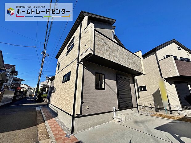 【現地外観写真】☆何万回もの『ただいま』を聞くことになるお家♪街に溶け合う美しい景観を生みだせるシンプルシックでおしゃれな外観と住み心地を考え貫いた設計！「ゆとりある落ち着いた暮らし」を叶えます♪