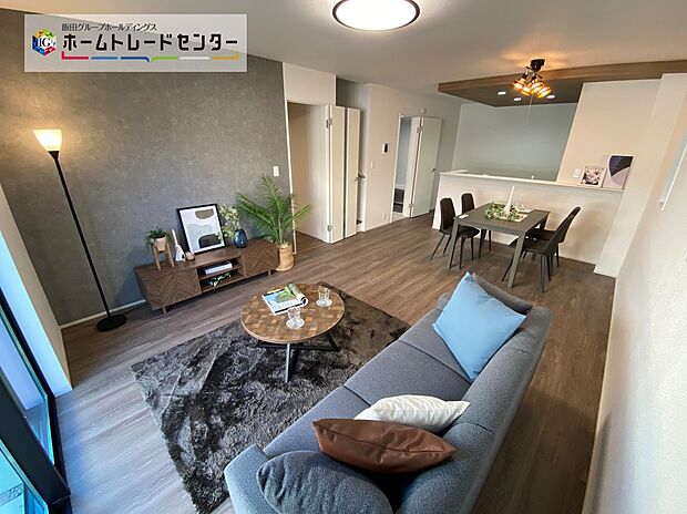 【リビング】インティメイトなくつろぎを味わえるリビングルームはひそやかな憩いの場となることで、新しいゆとりをもたらし、今までにないライフスタイルをもたらします。（家具はCGです）