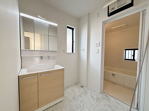 【☆Powder Room☆ 】☆Powder Room☆
収納スペースもバッチリなこちらの洗面化粧台。忙しい朝の時間にお役立ち！化粧品やヘアケア用品など細かな物もしっかり収納しておけるから「あれ？アレどこだっけ？」がなくなること間