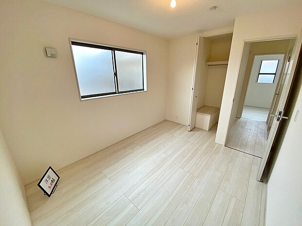 【☆Room☆ 】☆Room☆
居室のサッシにはペアガラスを採用、高い断熱性による省エネと結露対策に有効です。室内を快適な空間に代えてくれます。現地の採光や通風も実際にご確認下さいませ♪