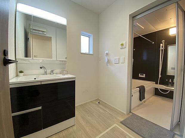 【☆Powder Room☆ 】☆Powder Room☆
十分な大きさの洗面台は収納もさる事ながら、身だしなみチェックや歯磨きなど、朝の慌ただしい時間でもホテルライクなスペースで余裕とゆとりを感じて頂けます。