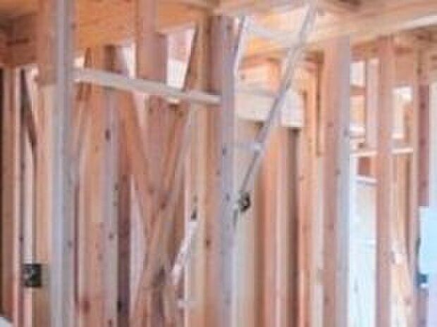 【横からの力に耐える「筋交い」】柱と柱の対角線に取り付けられるもので、片方向の片筋交い、両方向のたすき筋交いがある。在来工法では、必要箇所に筋交い耐力壁を配置し補強します。