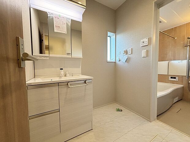 【☆Powder Room☆】☆Powder Room☆
三面鏡ならではの収納力、シャンプードレッサーならではの機能性、どちらも採用しております。汚れが落ちやすいすべり台ボウルは手入れもしやすく日々の生活を陰ながら支えてくれる仕様