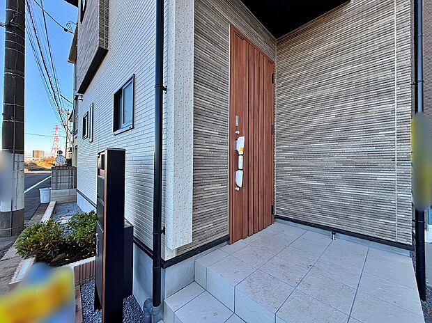 【前面道路含む現地写真】小学校まで徒歩3分、中学校までは徒歩9分なので、お子様も無理なく学校へ通える立地です。周囲の交通状況を確認するために、実際に通学路を歩いてみるのもよいですね♪