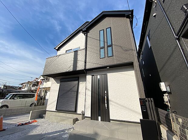 【前面道路含む現地写真】☆何万回もの『ただいま』を聞くことになるお家♪街に溶け合う美しい景観を生みだせるシンプルシックでおしゃれな外観と住み心地を考え貫いた設計！「ゆとりある落ち着いた暮らし」を叶えます♪