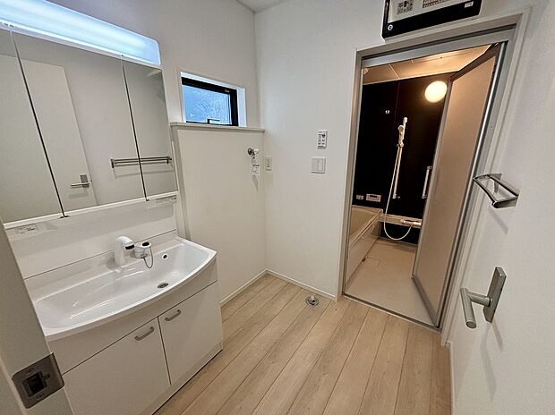 【☆Powder Room☆ 】☆Powder Room☆
収納スペースもバッチリなこちらの洗面化粧台。忙しい朝の時間にお役立ち!化粧品やヘアケア用品など細かな物もしっかり収納しておけるから「あれ?アレどこだっけ?」がなくなること間