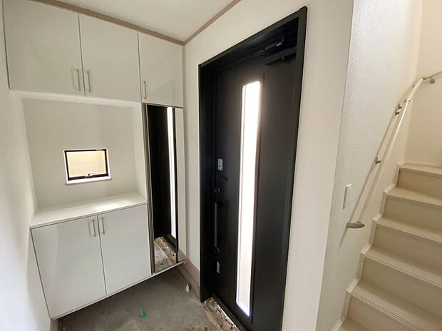 【☆Entrance☆ 上質感漂う玄関と廊下。居住者の帰り、訪】☆Entrance☆
上質感漂う玄関と廊下。居住者の帰り、訪れる方を優しく迎える・安らぎに満ちた生活空間を予感させる。健やかな暮らしを楽しめそう。