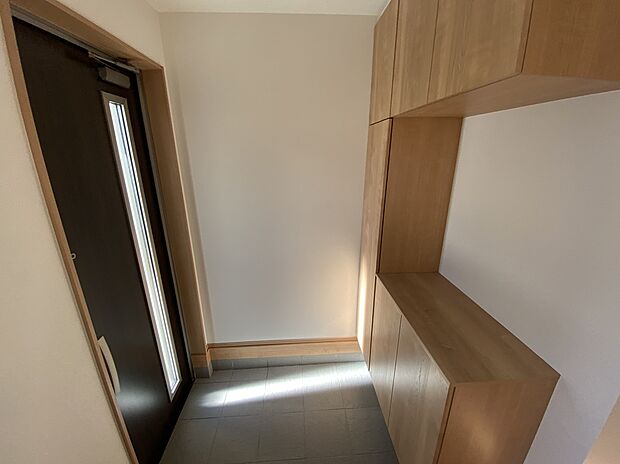 【☆Entrance☆ 】☆Entrance☆
お家に出会う人々を迎える玄関だからこそ、広々清潔感あふれる空間にしたいものです。採光・通風にも配慮された設計で毎日明るい空間をキープします♪