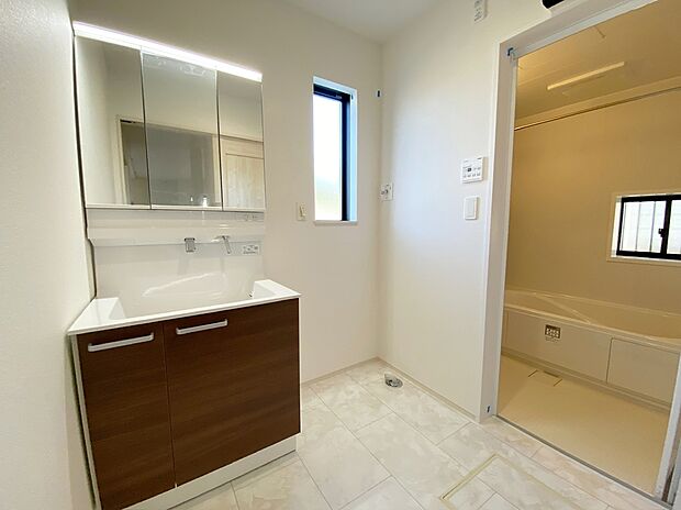 【☆Powder Room☆ 】☆Powder Room☆
収納スペースもバッチリなこちらの洗面化粧台。忙しい朝の時間にお役立ち！化粧品やヘアケア用品など細かな物もしっかり収納しておけるから「あれ？アレどこだっけ？」がなくなること間