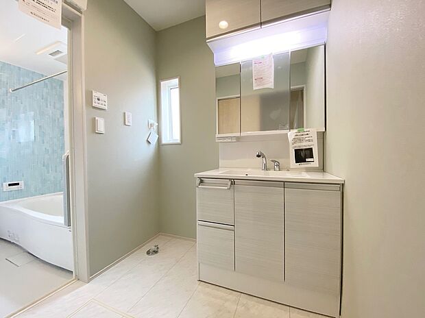 【☆Powder Room☆】☆Powder Room☆
三面鏡ならではの収納力、シャンプードレッサーならではの機能性、どちらも採用しております。汚れが落ちやすいすべり台ボウルは手入れもしやすく日々の生活を陰ながら支えてくれる仕様