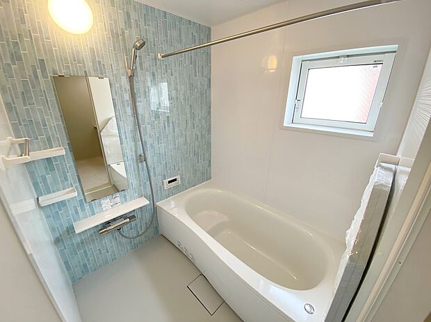 【☆System　Bath】☆System　Bath☆
半身浴も楽しめる一坪タイプの浴室は、防カビ仕様となっており、お掃除も楽々です。浴室乾燥機を完備し雨の日のお洗濯も安心です。