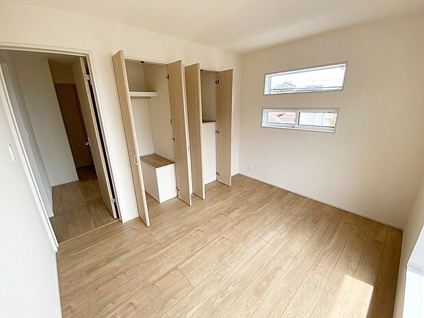 【☆Room☆ 】☆Room☆
居室にはクローゼットを完備し、自由度の高い家具の配置が叶うシンプルな空間です。お子様の成長と共に必要になる子供部屋にぴったりの間取りですね。