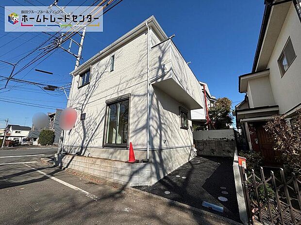 【前面道路含む現地写真】☆街に溶け合う美しい景観を生みだしているにも関わらず、採光や風通しを考えて設計された間取り。近隣との視線を考え、街全体で調整される窓位置。外観だけでなく、そこに住まうご家族の心地よさを最優先しました。