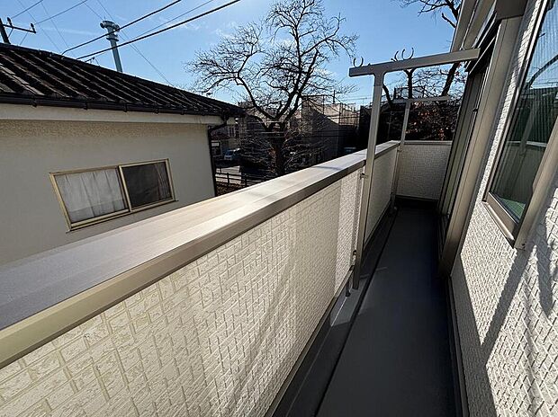 【☆Balcony☆】ご家族全員分の洗濯物を干すことが出来る「ワイドバルコニー」♪バルコニーは、洗濯物や布団を干すだけでなく、暖かな陽射しや爽やかな風を存分に取り込み、お部屋に解放感をもたらします☆