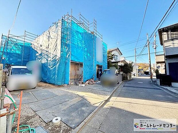 【前面道路含む現地写真】閑静な住宅街の2棟現場！陽当りも良好です。交通量が少ない住宅街なので雨の日でも車の走行音も気になりません。