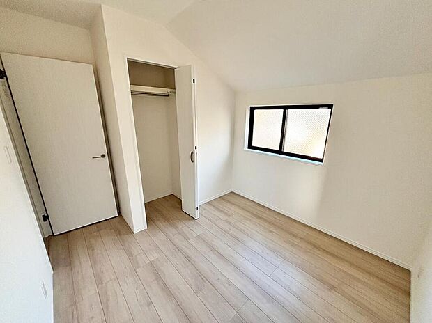 【☆Room☆】一人にひと部屋？収納？書斎？趣味部屋？あるいは客室？部屋数の多い間取りは、家族構成やライフステージの変化にも柔軟な対応を可能にし、家族の選択肢を広げます。