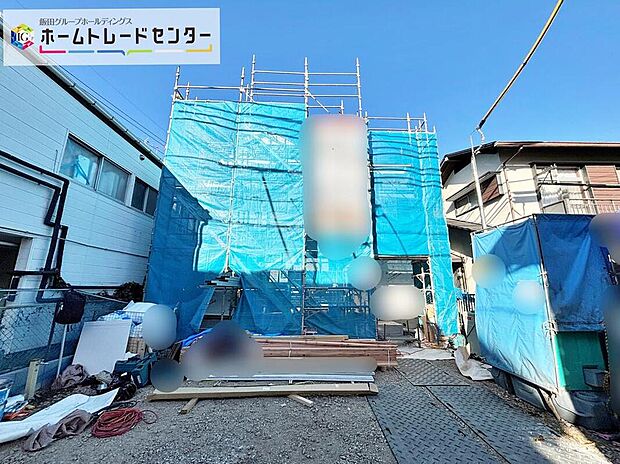 【現地外観写真】☆住む人を映し出す洗練された佇まいは、いつまでも輝き続けながらいつしか街の風景に溶け込んでいきます。デザイン・目に見える設備面も大切ですが、耐震構造で地震に強い家の為、次代へ繋ぐ強固な住宅です。