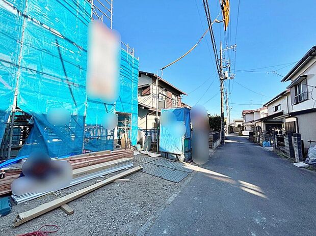 【前面道路含む現地写真】周辺は交通量の少ない生活道路なので小さなお子様がいても安心です♪前面道路は車通りが多くないので、お車の出し入れもラクラク♪